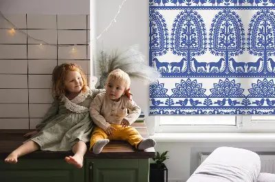 Fensterrollo für den Innenbereich mit blauem Muster