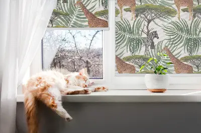 Fensterrollo mit Motiv von Tieren und Bäumen