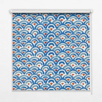 Fensterrollo mit buntem Schuppenmuster