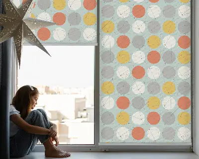 Fensterrollo für den Innenbereich mit einem Muster aus durch Linien verbundenen Punkten auf Kreisen