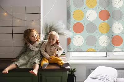 Fensterrollo für den Innenbereich mit einem Muster aus durch Linien verbundenen Punkten auf Kreisen