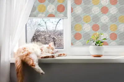 Fensterrollo für den Innenbereich mit einem Muster aus durch Linien verbundenen Punkten auf Kreisen