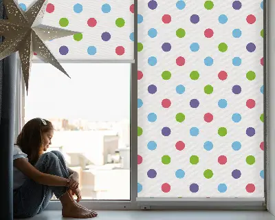 Fensterrollo mit buntem Punktemuster
