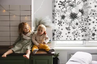 Fensterrollo mit Motiv einer gezeichneten Blume