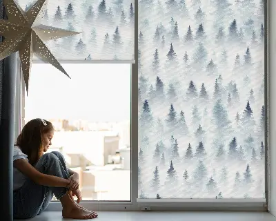 Fensterrollo für den Innenbereich mit einem Motiv von Wald im Nebel