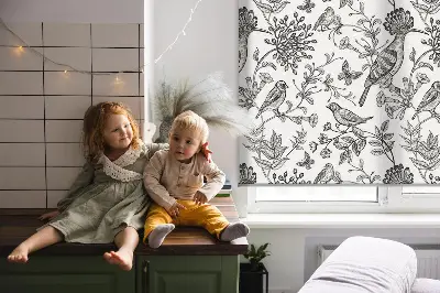 Rollo fenster mit Motiv von gezeichneten Vögeln und Pflanzen