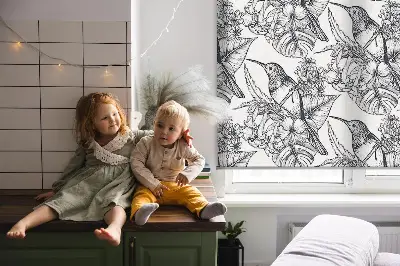 Fensterrollo mit Motiv gezeichneter Blumen