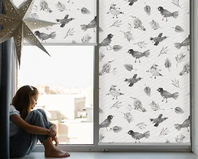 Fensterrollo mit Motiv von gezeichneten Vögeln und Blättern
