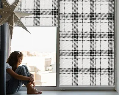 Fensterrollo in grauem Tartanmuster