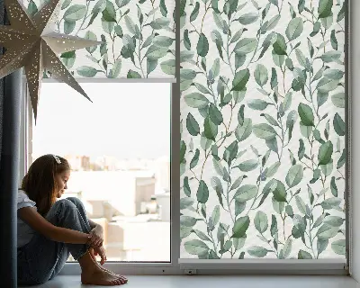 Fensterrollo mit Motiv von Blättern an den Zweigen