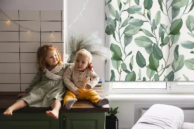 Fensterrollo mit Motiv von Blättern an den Zweigen