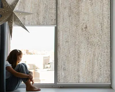 Fensterrollo für den Innenbereich in heller Holzoptik