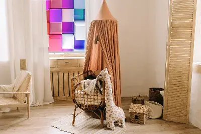 Fensterrollo mit bunten 3D-Würfel-Motiv