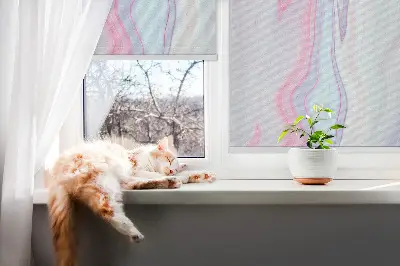 Fensterrollo mit bunten Farbflecken
