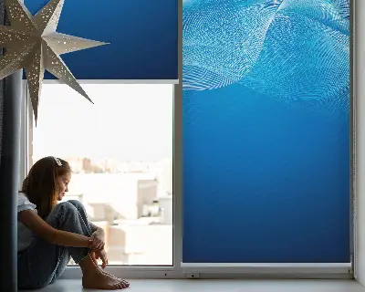 Fensterrollo mit blauem Animationsmotiv