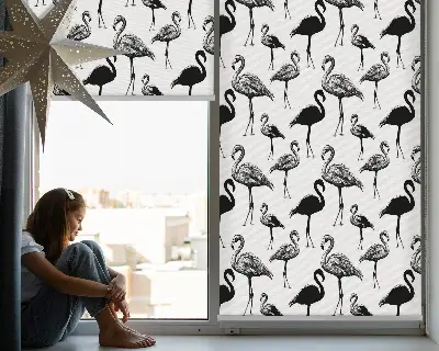 Fensterrollo für den Innenbereich mit schwarzem Flamingomuster