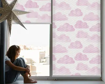Fensterrollo für den Innenbereich mit rosa Wolkenmotiv