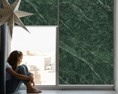 Fensterrollo für den Innenbereich mit grünem Marmor Design