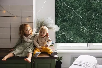 Fensterrollo für den Innenbereich mit grünem Marmor Design