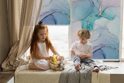 Fensterrollo mit blauem Marmordesign