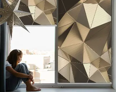 Rollo Fenster mit goldenem Dreieckmuster