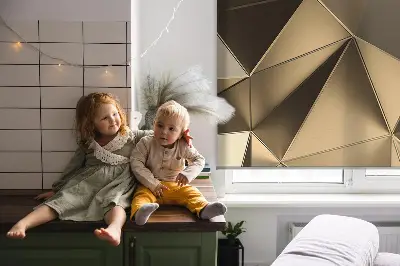 Rollo Fenster mit goldenem Dreieckmuster