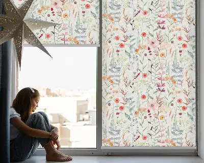 Rollo Fenster mit buntem Blumendesign