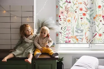 Rollo Fenster mit buntem Blumendesign