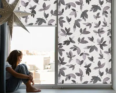 Rollo Fenster mit dunkelrosafarbenen Blättern