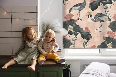 Fensterrollo für den Innenbereich mit Motiv eines Reihers vor rosa Hintergrund