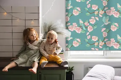 Fensterrollo mit Motiv von Vögeln zwischen den Zweigen