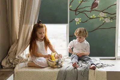 Fensterrollo mit dem Motiv von Vögeln auf einem Ast