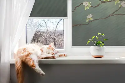 Fensterrollo mit dem Motiv von Vögeln auf einem Ast
