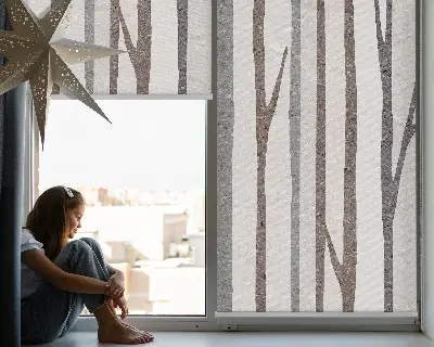 Fensterrollo mit Motiv von Baumstämmen