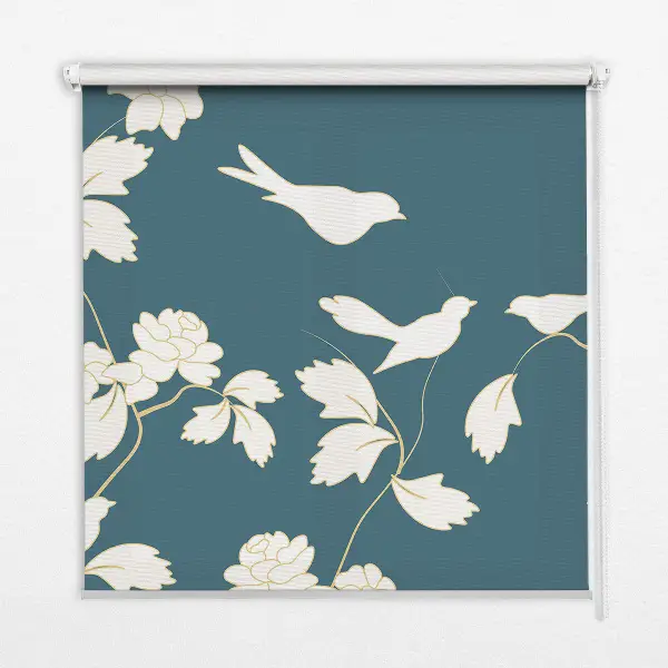 Fensterrollo mit Motiv von weißen Vögeln auf weißen Blüten