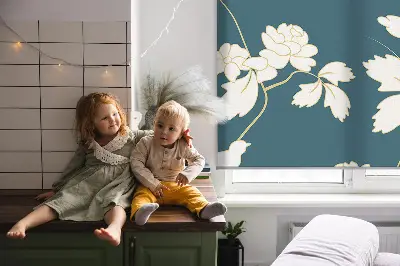 Fensterrollo mit Motiv von weißen Vögeln auf weißen Blüten