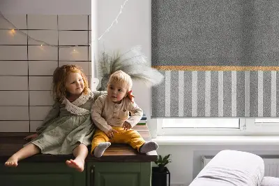 Fensterrollo in einer zufälligen Ausführung