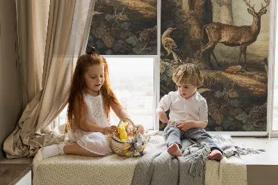 Fensterrollo mit Motiv von Tieren im Wald