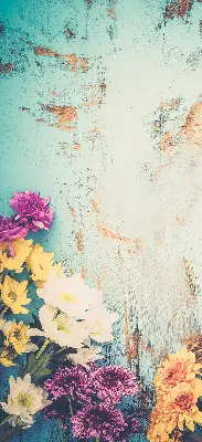Fensterrollo mit Motiv von Blumen auf blauem Hintergrund