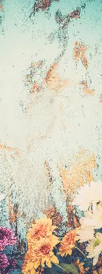Fensterrollo mit Motiv von Blumen auf blauem Hintergrund