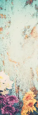Fensterrollo mit Motiv von Blumen auf blauem Hintergrund