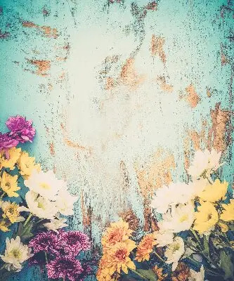 Fensterrollo mit Motiv von Blumen auf blauem Hintergrund