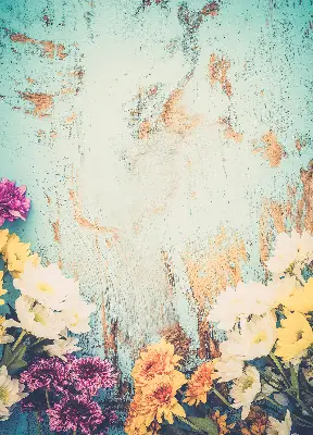 Fensterrollo mit Motiv von Blumen auf blauem Hintergrund