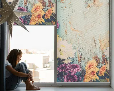 Fensterrollo mit Motiv von Blumen auf blauem Hintergrund