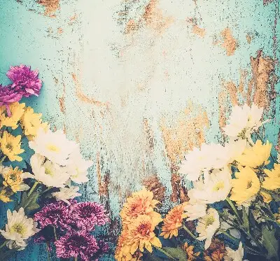 Fensterrollo mit Motiv von Blumen auf blauem Hintergrund