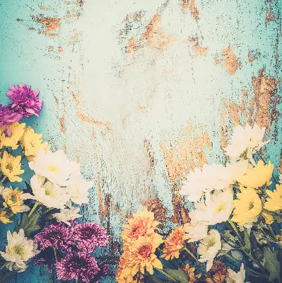 Fensterrollo mit Motiv von Blumen auf blauem Hintergrund