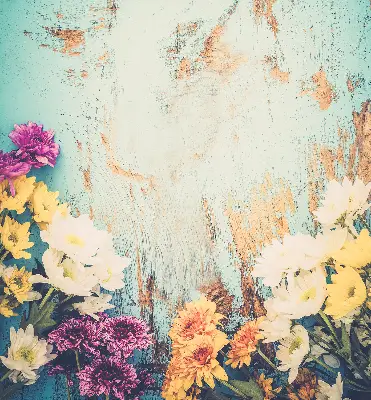 Fensterrollo mit Motiv von Blumen auf blauem Hintergrund