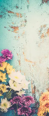 Fensterrollo mit Motiv von Blumen auf blauem Hintergrund