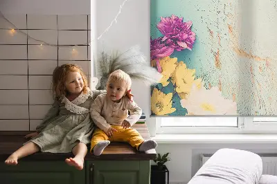 Fensterrollo mit Motiv von Blumen auf blauem Hintergrund