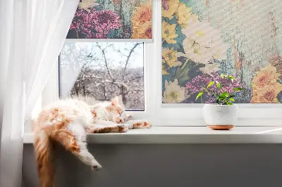 Fensterrollo mit Motiv von Blumen auf blauem Hintergrund